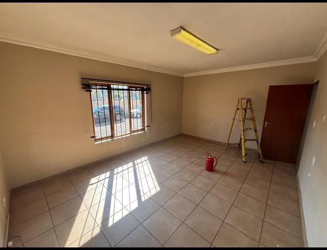 76M² BUSINESS TO LET IN CLUBVIEW